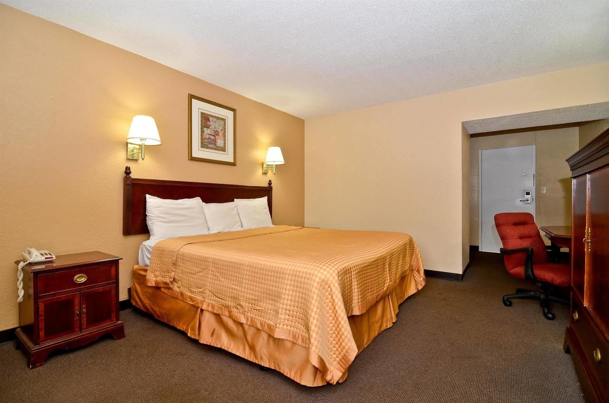 Americas Best Value Inn Smithfield Habitación foto